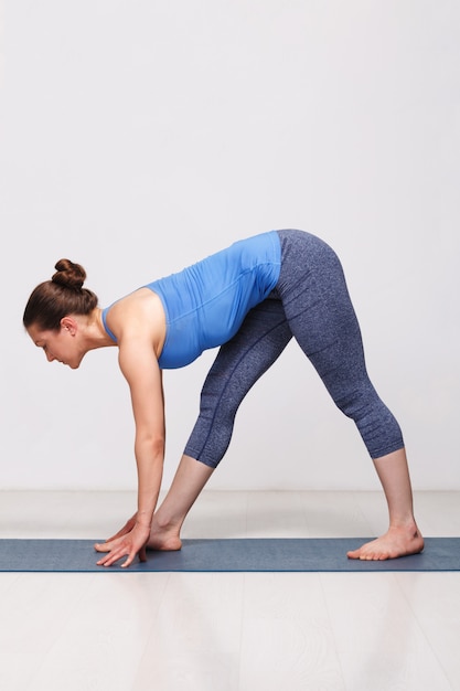 Mujer haciendo Ashtanga Vinyasa yoga asana Parsvottanasana