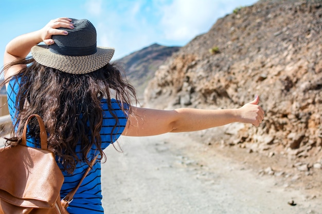 Mujer haciendo autostop en su viaje