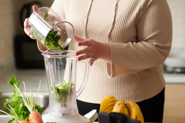 Mujer haciendo batido de apio