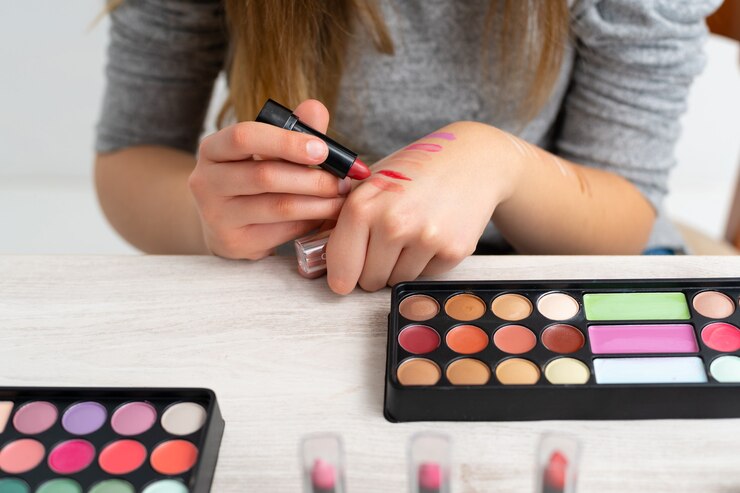 Foto mujer haciendo blog tutorial de maquillaje cosmético con pinturas de maquillaje compartiéndolas en las redes sociales, internet en vivo