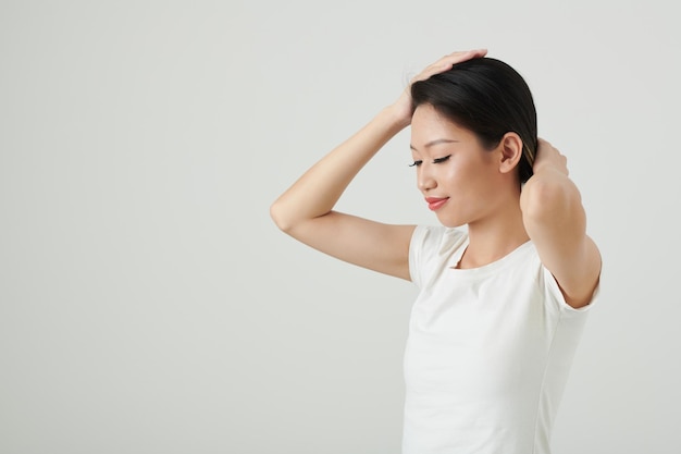 Mujer haciendo bollo de pelo