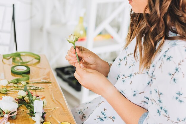 Mujer haciendo un boutonniere de boda