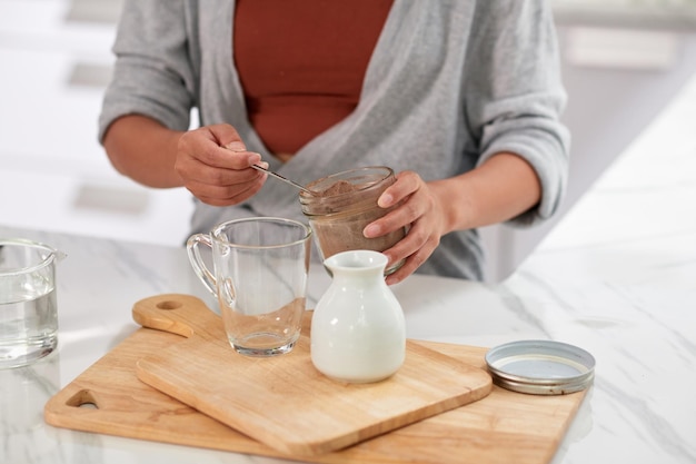 Mujer haciendo cacao para el desayuno