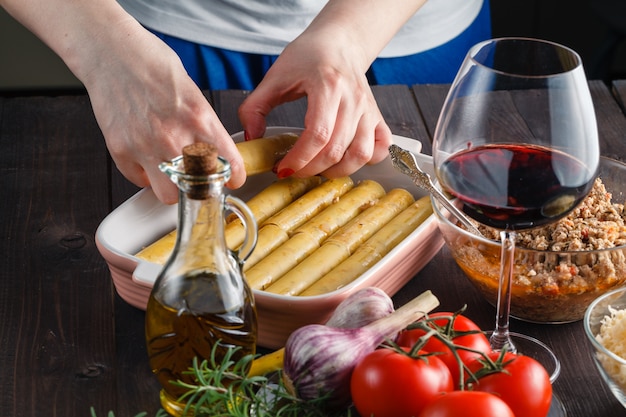 Mujer haciendo canelones