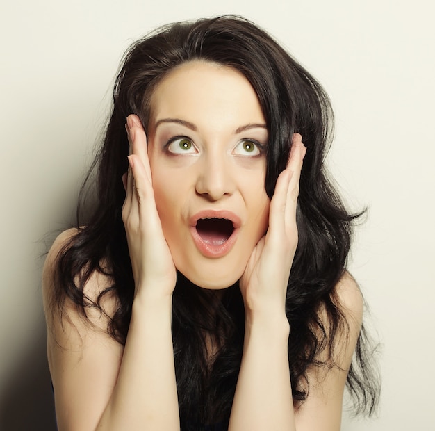 Mujer haciendo una cara graciosa Estudio de disparo.