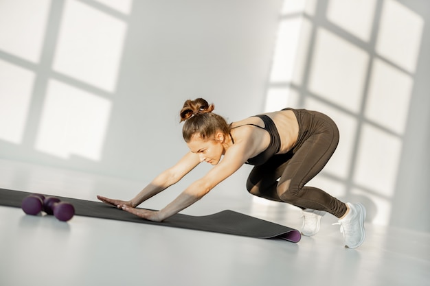 Mujer haciendo cardio fitness en interiores