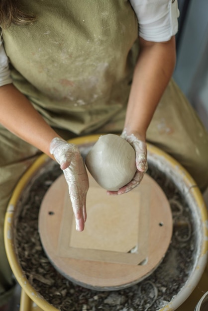 Foto mujer haciendo cerámica en la rueda