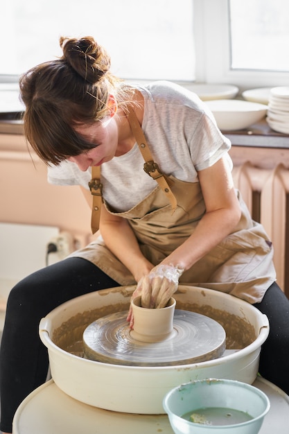 Mujer haciendo cerámica en rueda