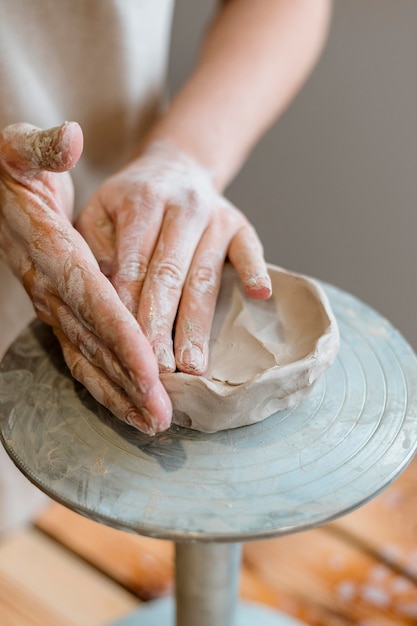 Foto mujer haciendo cerámica en su taller