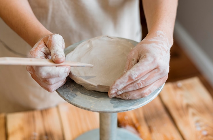Foto mujer haciendo cerámica en su taller