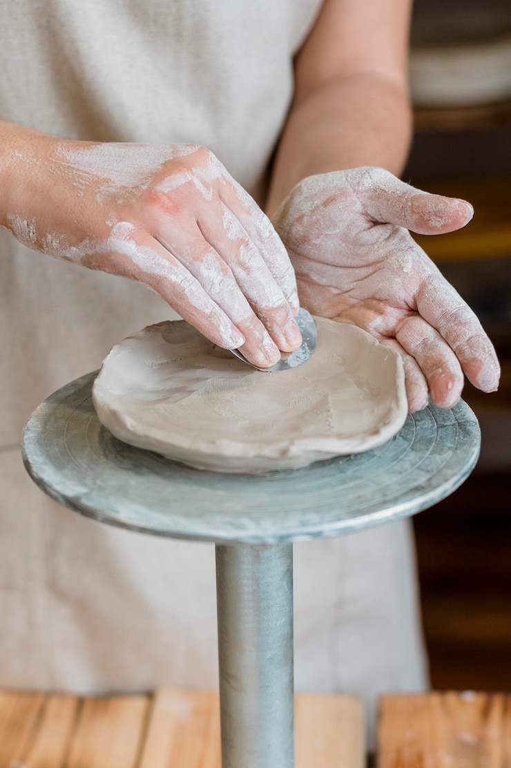 Foto mujer haciendo cerámica en su taller