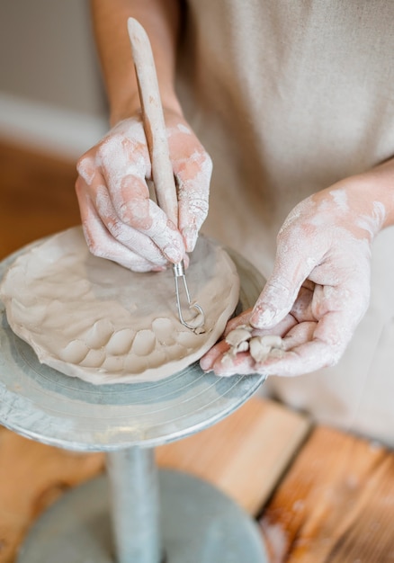 Foto mujer haciendo cerámica en su taller