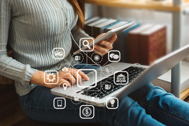 Mujer haciendo clic en la página de búsqueda de Internet en la pantalla táctil de la computadora y la tableta por la mañana