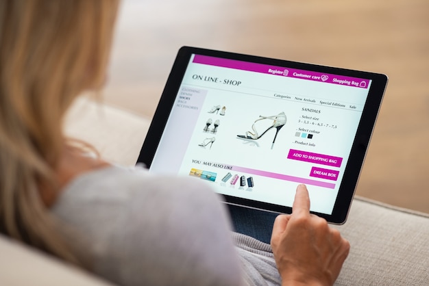 Mujer haciendo compras online