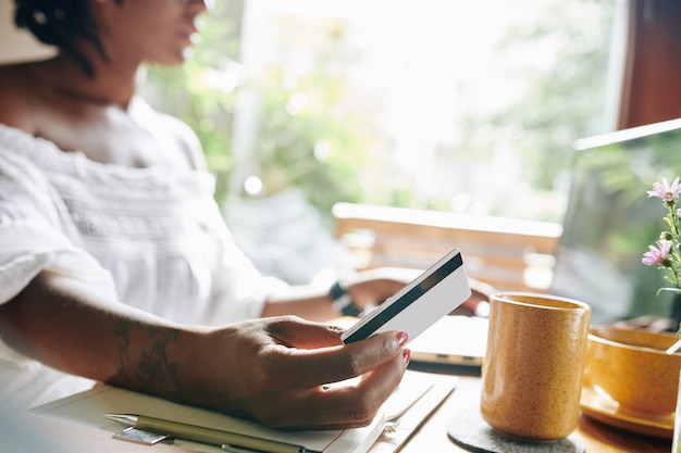 Mujer haciendo compras online