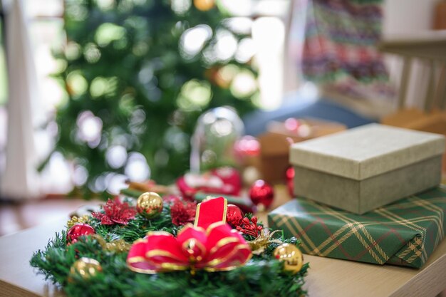 Mujer haciendo una corona de muérdago Decoración de una corona de Navidad con verdor de invierno hecho a mano