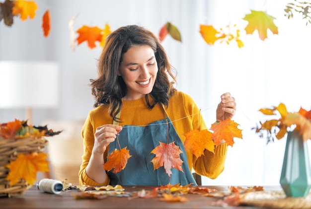 Mujer haciendo decoración de otoño