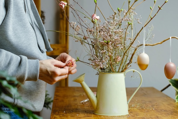 Mujer haciendo decoración de Pascua DIY para el interior del hogar