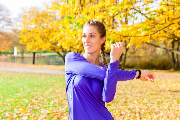 Mujer haciendo deporte en el bosque de otoño