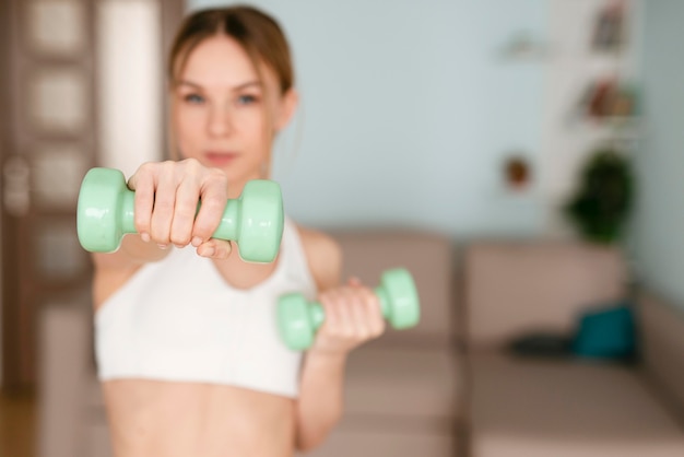 Mujer haciendo deporte en casa