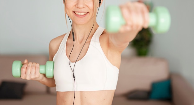 Foto mujer haciendo deporte en casa