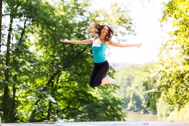 Mujer haciendo ejercicio al aire libre