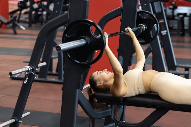 Mujer haciendo ejercicio con barra