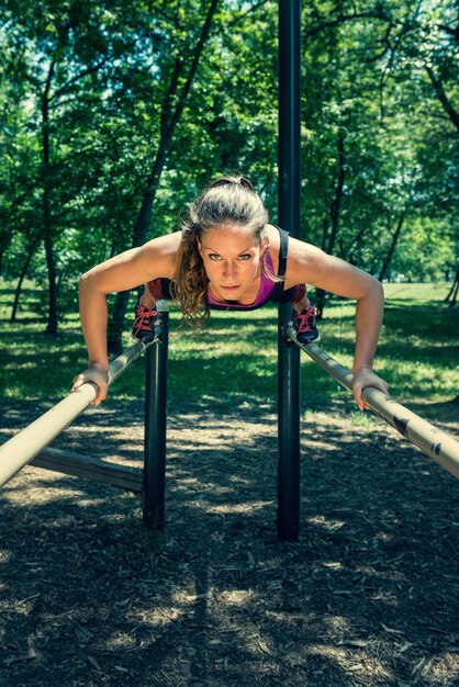 Foto mujer haciendo ejercicio en barras paralelas