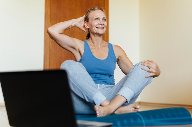 Foto mujer haciendo ejercicio en casa durante la cuarentena