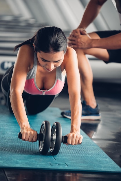 Foto mujer haciendo ejercicio en un club de salud