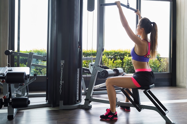 Foto mujer haciendo ejercicio para la espalda - lat pulldown