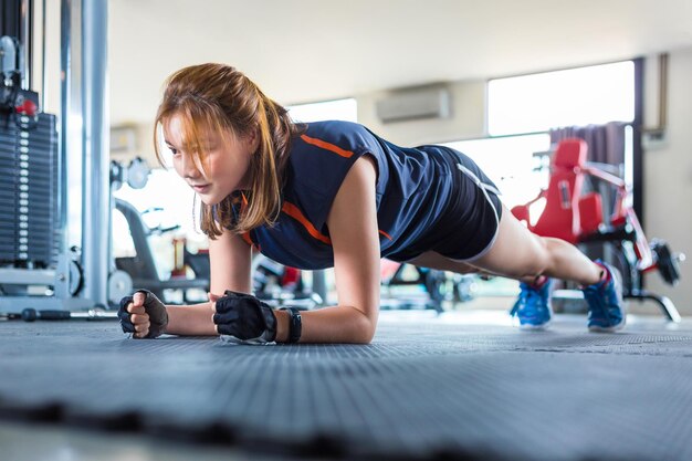 Foto mujer haciendo ejercicio en el gimnasio