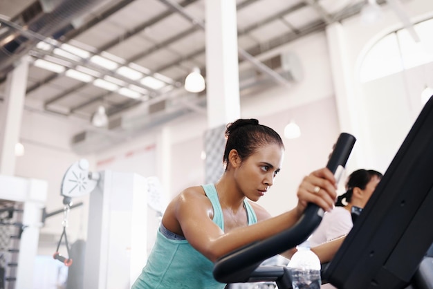 Foto mujer haciendo ejercicio en el gimnasio