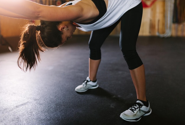Mujer haciendo ejercicio en el gimnasio