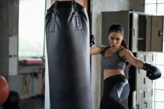 Mujer haciendo ejercicio en el gimnasio