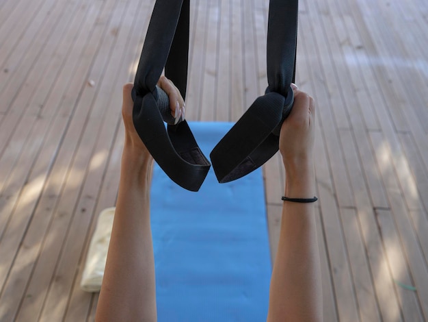 Una mujer haciendo ejercicio en el gimnasio.