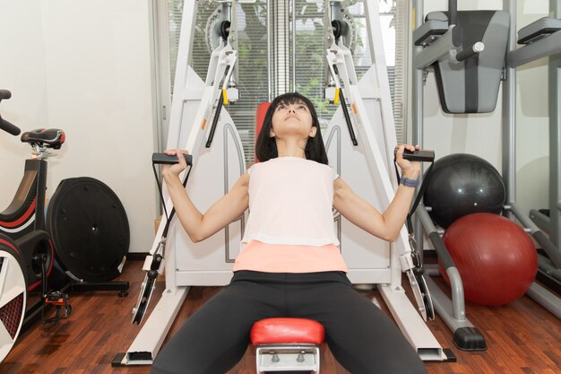 Mujer haciendo ejercicio en el gimnasio