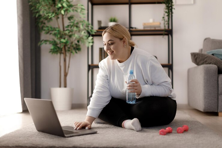 Mujer haciendo ejercicio con laptop