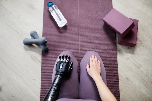 Mujer haciendo ejercicio con material deportivo