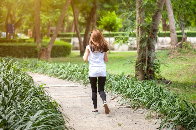 Mujer haciendo ejercicio en el parque.