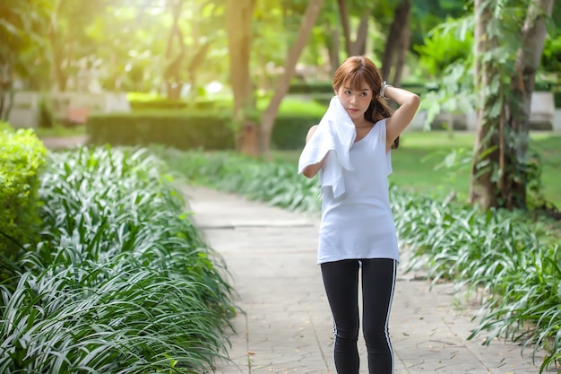 Mujer haciendo ejercicio en el parque.