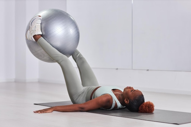 Mujer haciendo ejercicio con pelota de fitness