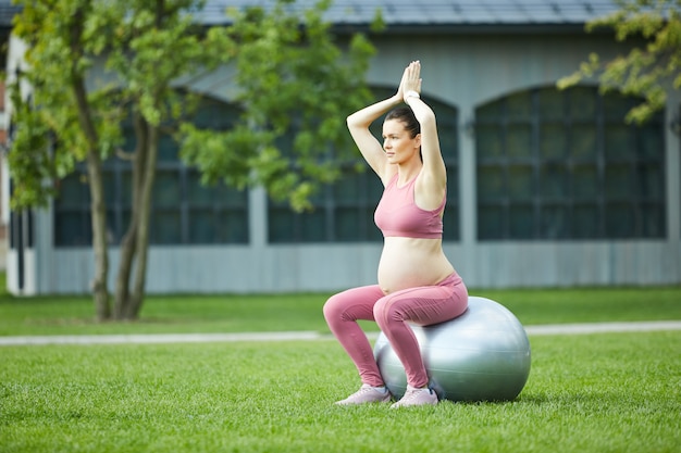 Mujer haciendo ejercicio en pelota fitness