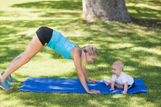 Mujer haciendo ejercicio con su bebé