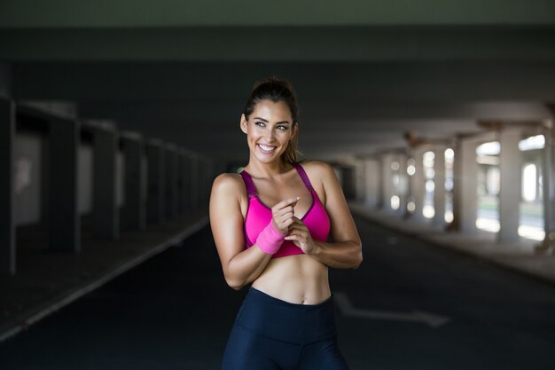 Mujer haciendo ejercicios de entrenamiento en la calle.