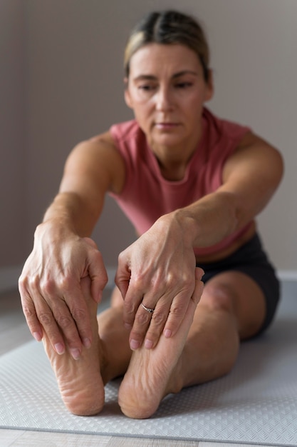 Foto mujer haciendo ejercicios de fitness vista frontal