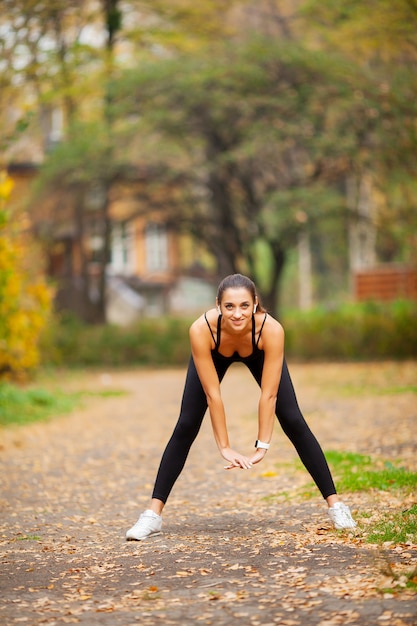 Foto mujer haciendo ejercicios en el parque