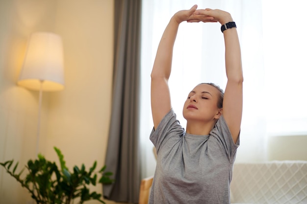 Mujer haciendo ejercicios de respiración