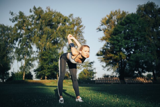 Mujer haciendo ejercicios de yoga en el parque