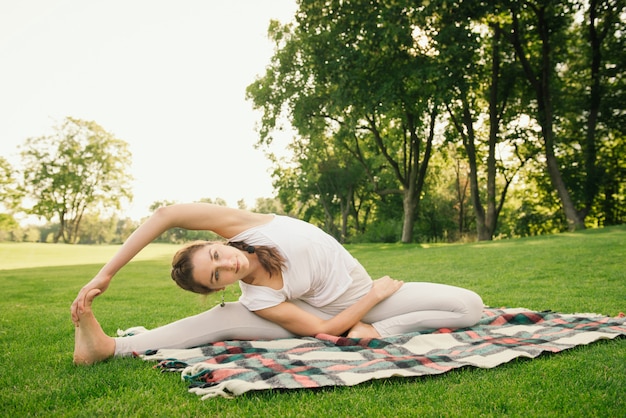 Mujer haciendo ejercicios de yoga